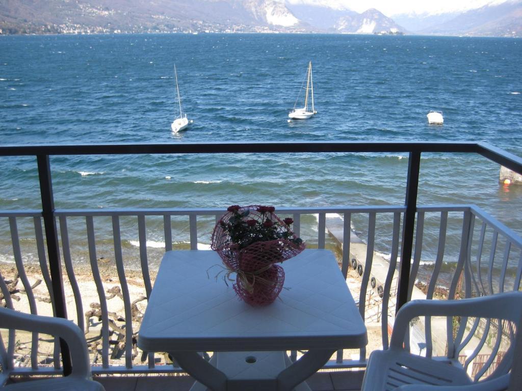 Albergo Riva Reno Di Leggiuno Habitación foto