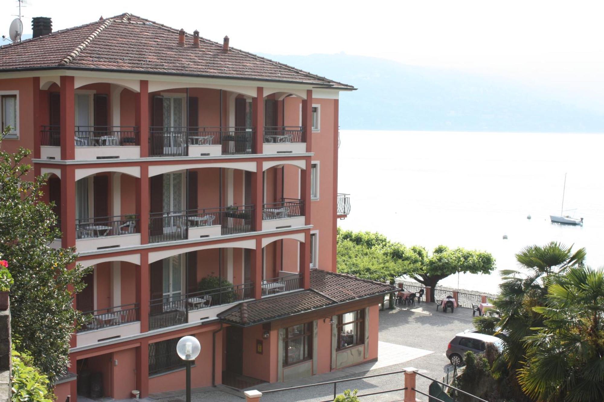 Albergo Riva Reno Di Leggiuno Exterior foto