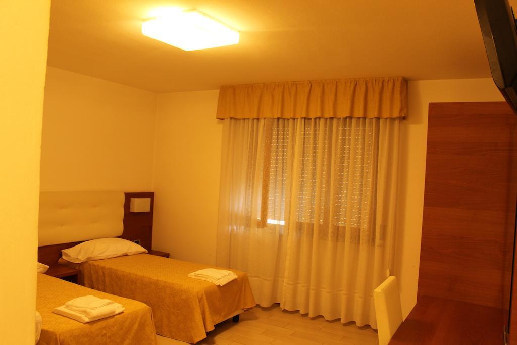 Albergo Riva Reno Di Leggiuno Exterior foto