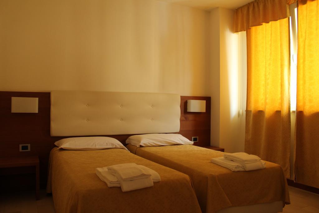 Albergo Riva Reno Di Leggiuno Exterior foto